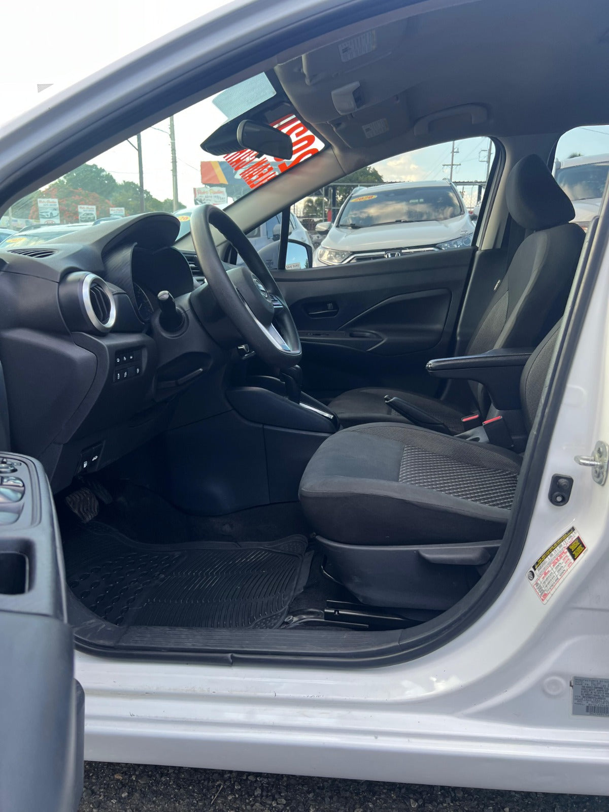 Nissan Versa S 2020 – ¡Confort, seguridad y economía en un solo sedán!