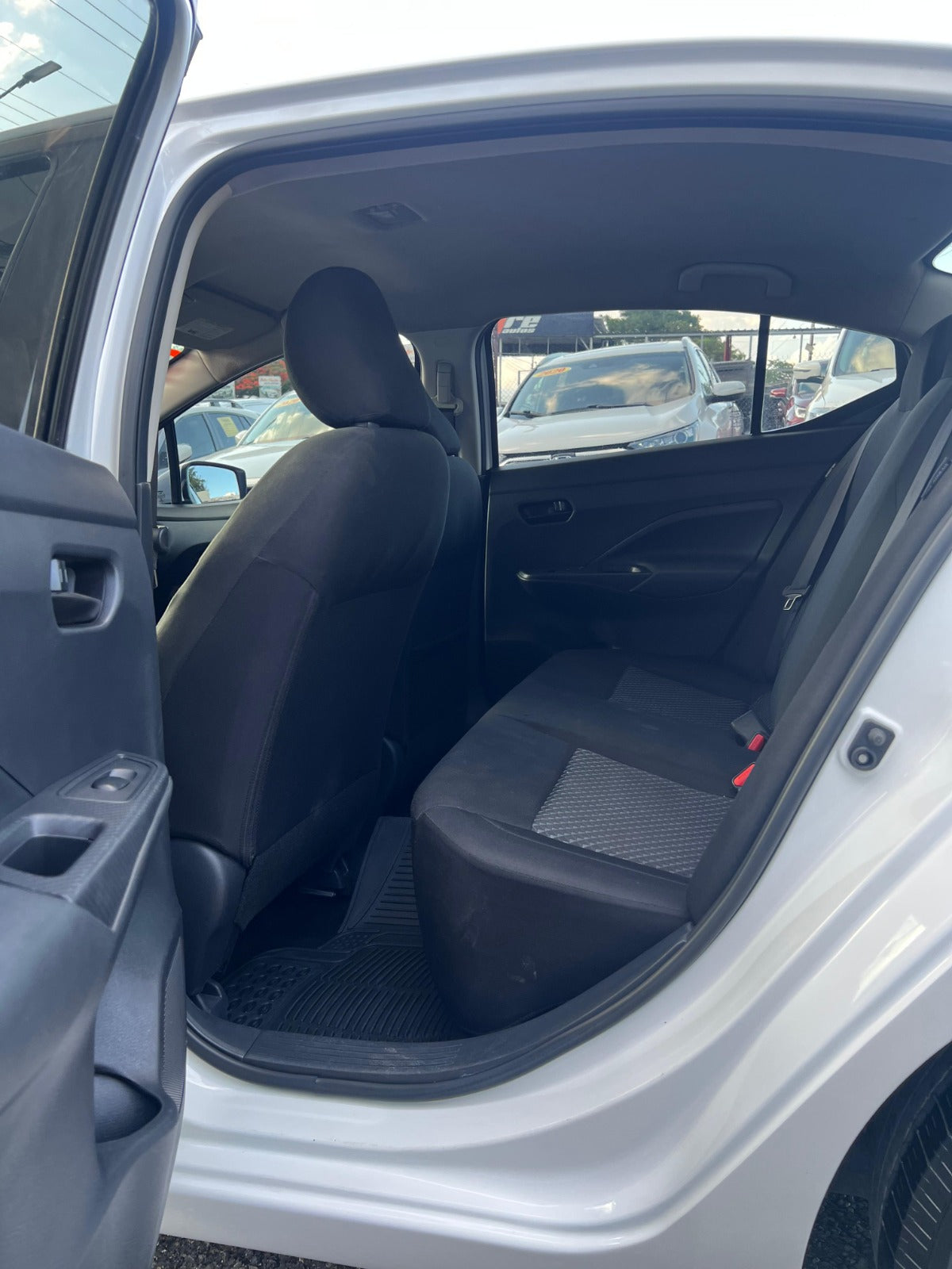 Nissan Versa S 2020 – ¡Confort, seguridad y economía en un solo sedán!